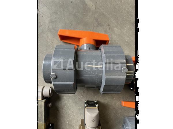 Grote foto partij afsluiters vnl burkert doe het zelf en verbouw gereedschappen en machines