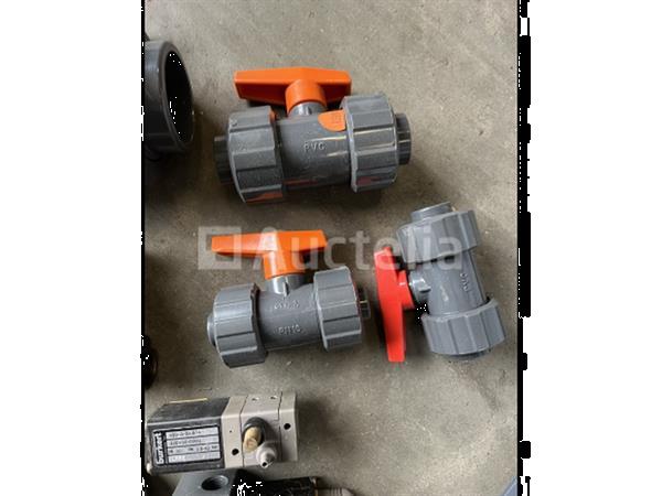 Grote foto partij afsluiters vnl burkert doe het zelf en verbouw gereedschappen en machines