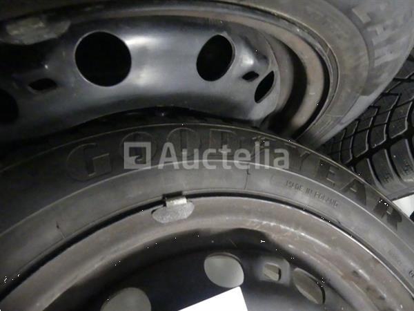 Grote foto 4 winterbanden op goodyear ultragrip8 plaatstalen velgen 195 60 r15 agrarisch wielen