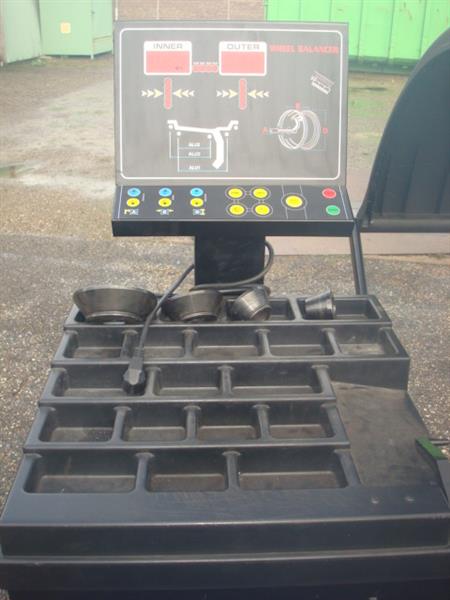 Grote foto banden de montage apparaat en balanceer machine auto diversen gereedschap