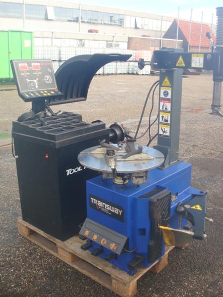 Grote foto banden de montage apparaat en balanceer machine auto diversen gereedschap