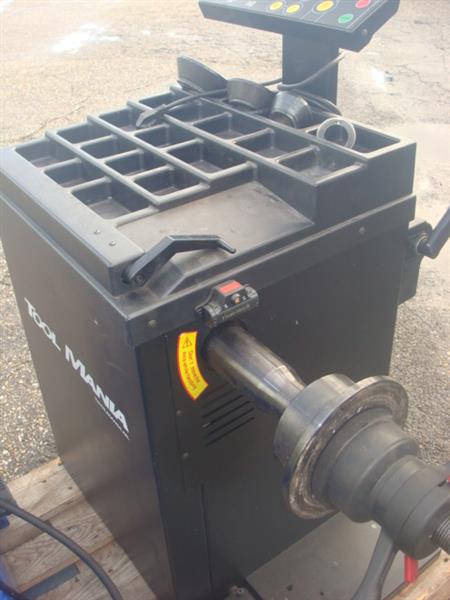 Grote foto banden de montage apparaat en balanceer machine auto diversen gereedschap