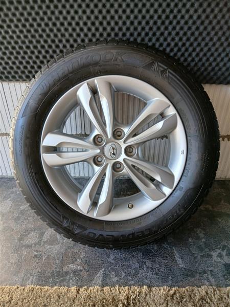 Grote foto winterbanden en velgen. auto onderdelen banden en velgen