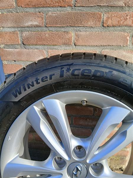 Grote foto winterbanden en velgen. auto onderdelen banden en velgen