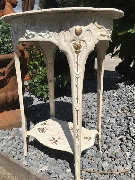 Grote foto een gietijzeren tafel wit art nouveau flower tuin en terras tuindecoratie