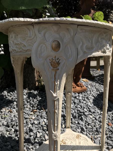 Grote foto een gietijzeren tafel wit art nouveau flower tuin en terras tuindecoratie