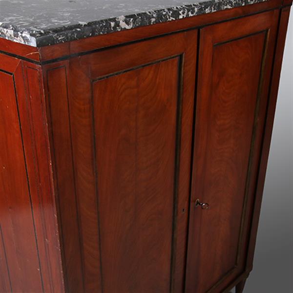 Grote foto stel van 2 identieke 2 deurskasten met marmeren blad frankrijk ca 1830 no.342050 antiek en kunst stoelen en banken