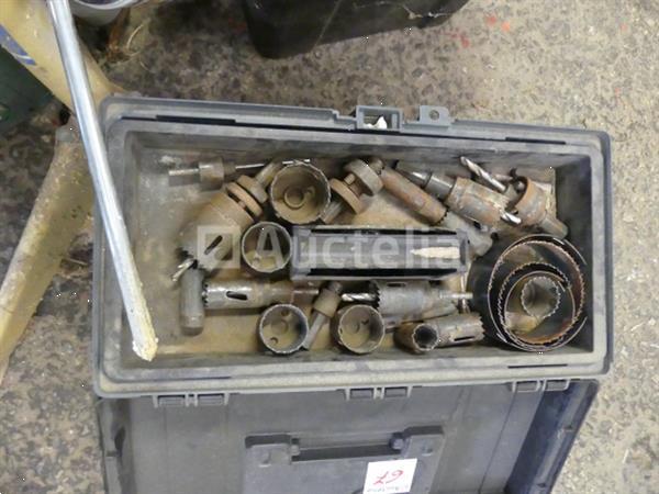 Grote foto schuimpistolen met accuboormachine doos met gatenzaag doe het zelf en verbouw gereedschappen en machines