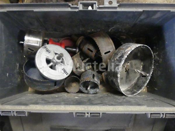 Grote foto schuimpistolen met accuboormachine doos met gatenzaag doe het zelf en verbouw gereedschappen en machines