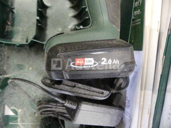 Grote foto schuimpistolen met accuboormachine doos met gatenzaag doe het zelf en verbouw gereedschappen en machines