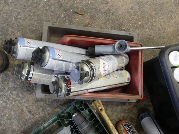 Grote foto schuimpistolen met accuboormachine doos met gatenzaag doe het zelf en verbouw gereedschappen en machines