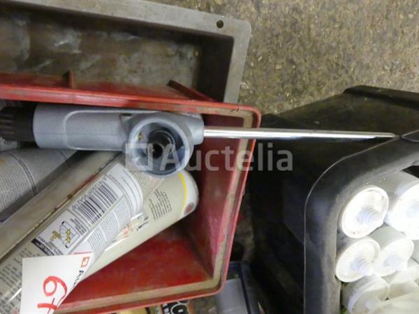 Grote foto schuimpistolen met accuboormachine doos met gatenzaag doe het zelf en verbouw gereedschappen en machines