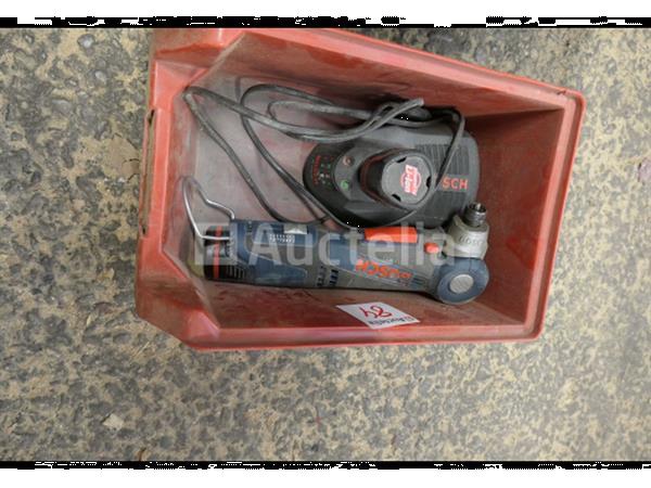 Grote foto siliconenpistool en schroevendraaier op batterijen doe het zelf en verbouw gereedschappen en machines