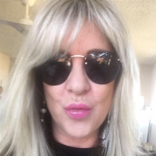 Grote foto ook op zoek naar een nieuw liefdevol hoofdstuk contacten en berichten vrouw zoekt man