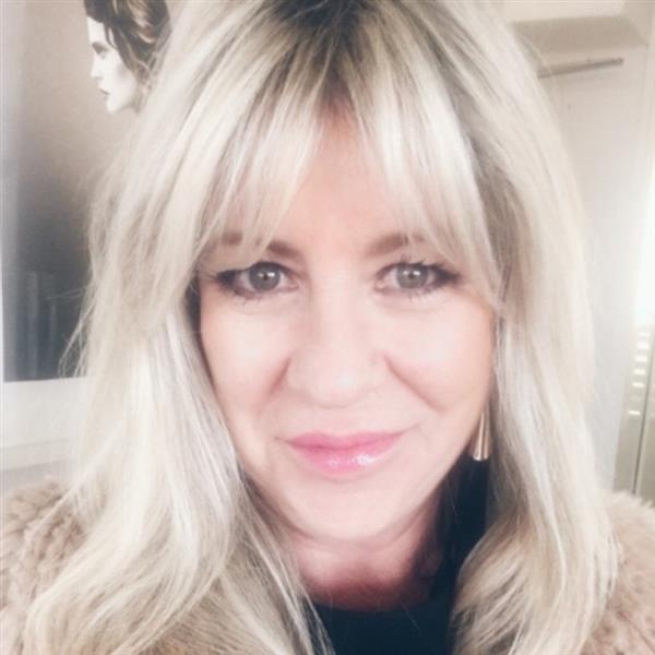 Grote foto ook op zoek naar een nieuw liefdevol hoofdstuk contacten en berichten vrouw zoekt man