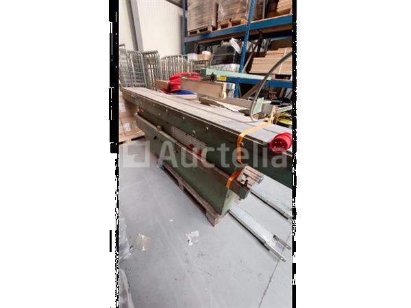 Grote foto vertongen paneelzaag met voorritser doe het zelf en verbouw ijzerwaren en bevestigingsmiddelen