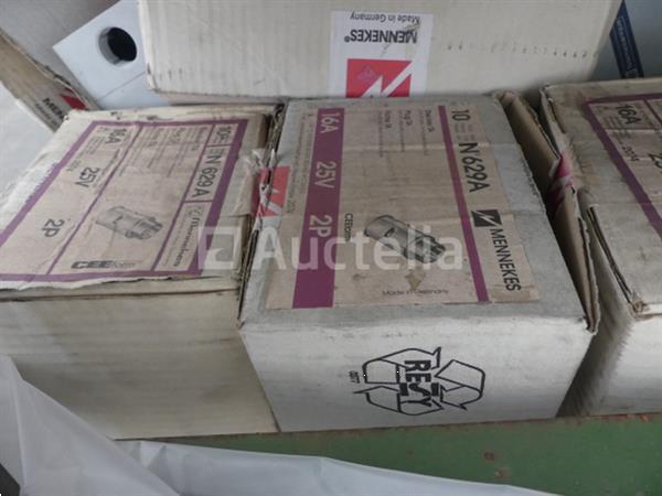 Grote foto diverse elektrische apparatuur set doe het zelf en verbouw onderdelen en accessoires