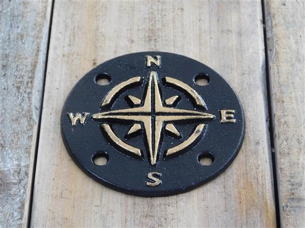 Grote foto een gietijzeren plaat als kompas voor bijvoorbeeld aan de muur tuin en terras tuindecoratie