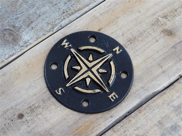 Grote foto een gietijzeren plaat als kompas voor bijvoorbeeld aan de muur tuin en terras tuindecoratie