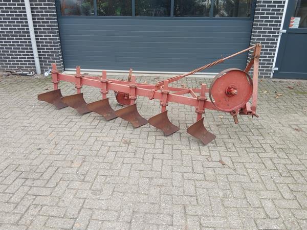 Grote foto stoppelploeg 6 schaar agrarisch ploegen