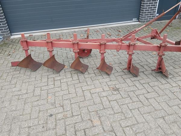 Grote foto stoppelploeg 6 schaar agrarisch ploegen