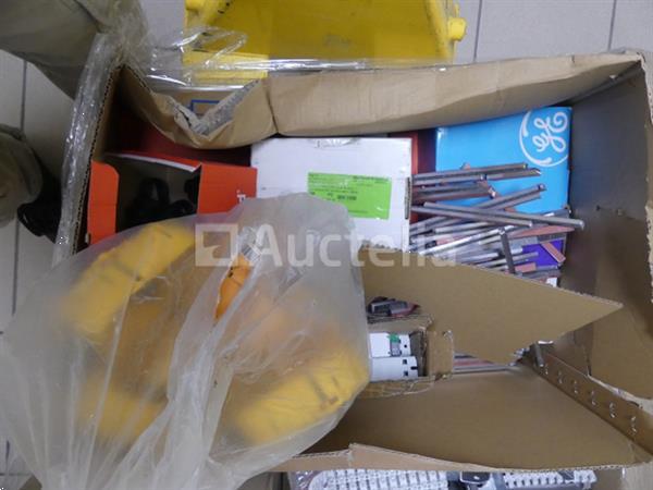 Grote foto diverse elektrische apparatuur set doe het zelf en verbouw onderdelen en accessoires