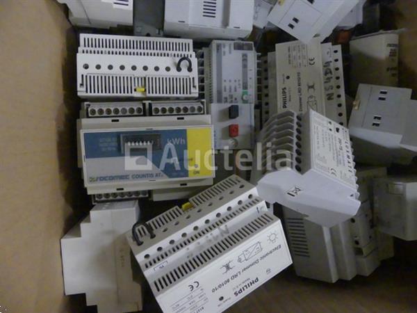 Grote foto diverse elektrische apparatuur set doe het zelf en verbouw onderdelen en accessoires