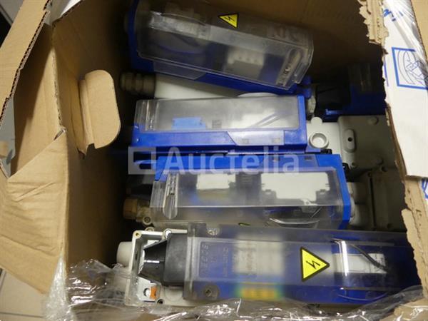 Grote foto diverse elektrische apparatuur set doe het zelf en verbouw onderdelen en accessoires