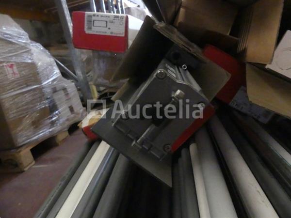 Grote foto set kanalen pvc buizen en diverse accessoires doe het zelf en verbouw onderdelen en accessoires