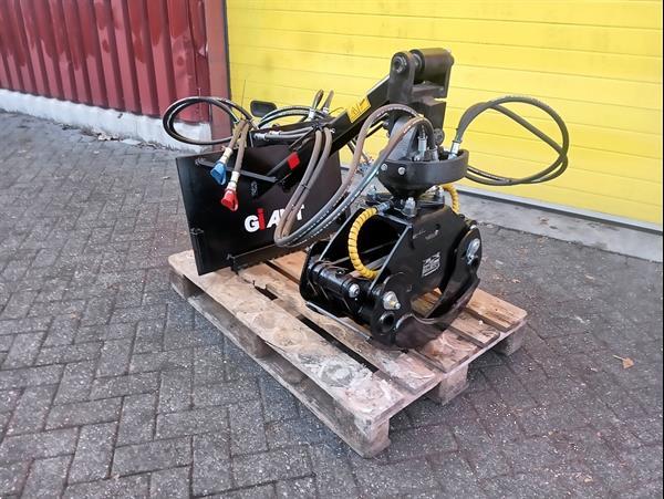 Grote foto houtklem met rotator passend aan giant shovel agrarisch bosbouw