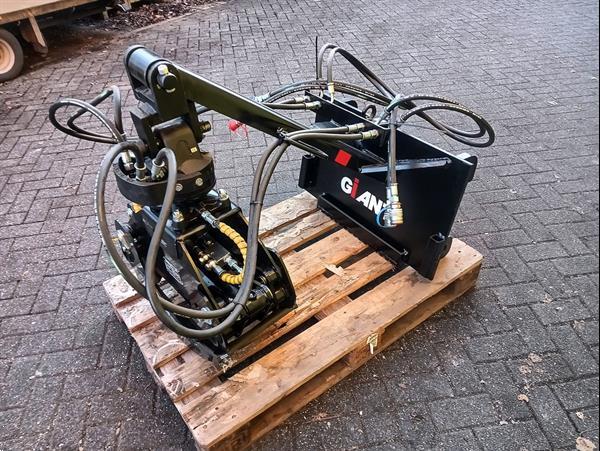 Grote foto houtklem met rotator passend aan giant shovel agrarisch bosbouw