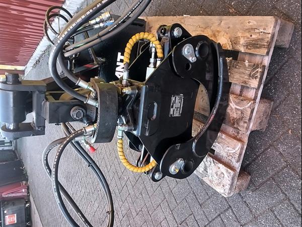 Grote foto houtklem met rotator passend aan giant shovel agrarisch bosbouw