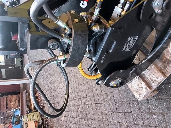 Grote foto houtklem met rotator passend aan giant shovel agrarisch bosbouw