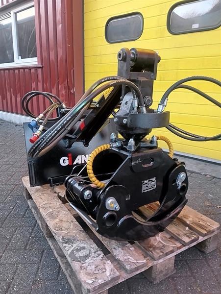 Grote foto houtklem met rotator passend aan giant shovel agrarisch bosbouw