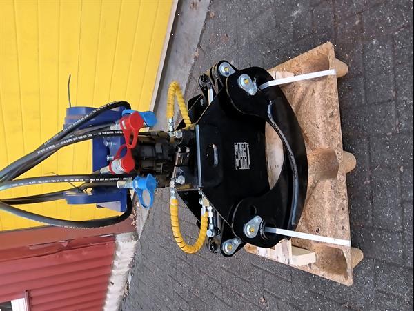 Grote foto h er houtklem met rotator cw05 opname minigraver agrarisch bosbouw