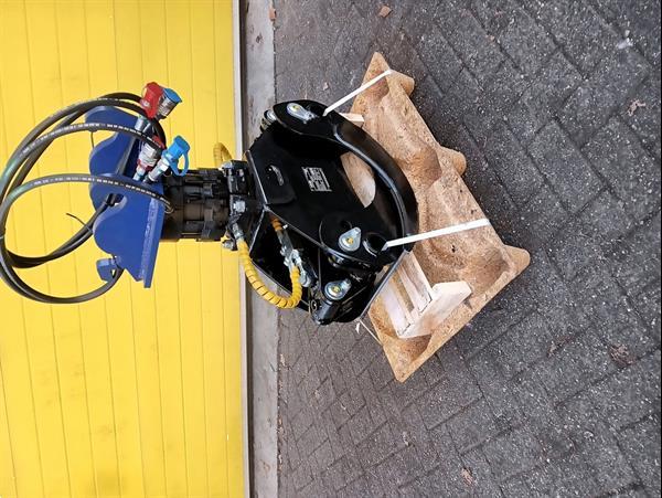 Grote foto h er houtklem met rotator cw05 opname minigraver agrarisch bosbouw