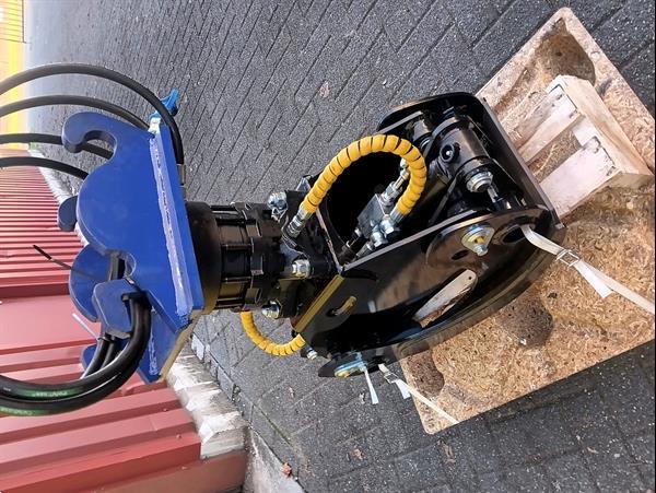 Grote foto h er houtklem met rotator cw05 opname minigraver agrarisch bosbouw