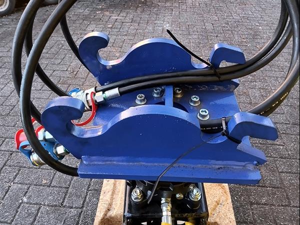 Grote foto h er houtklem met rotator cw05 opname minigraver agrarisch bosbouw