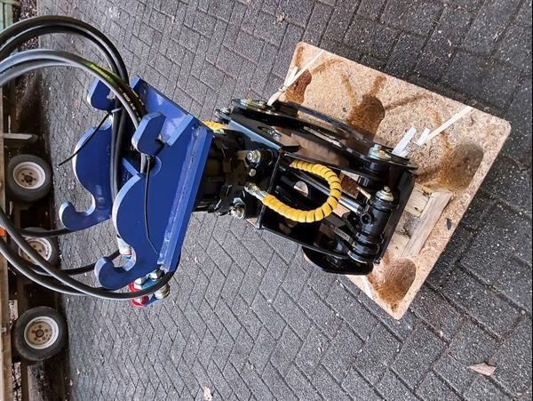 Grote foto h er houtklem met rotator cw05 opname minigraver agrarisch bosbouw