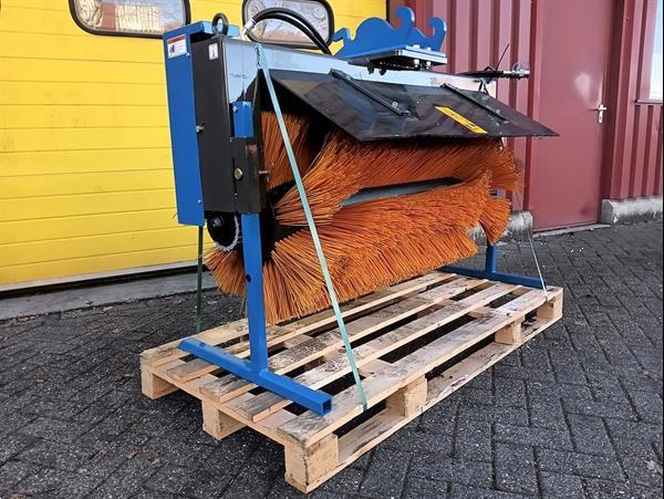 Grote foto veegborstel hydraulische aandrijving met cw05 opname minigraver. agrarisch tractor toebehoren