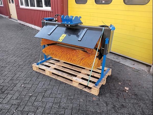 Grote foto veegborstel hydraulische aandrijving met cw05 opname minigraver. agrarisch tractor toebehoren