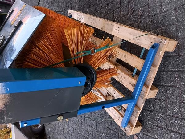 Grote foto veegborstel hydraulische aandrijving met cw05 opname minigraver. agrarisch tractor toebehoren