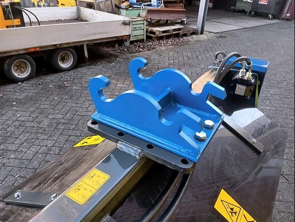 Grote foto veegborstel hydraulische aandrijving met cw05 opname minigraver. agrarisch tractor toebehoren