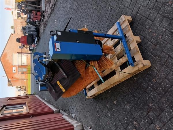 Grote foto veegborstel hydraulische aandrijving met cw05 opname minigraver. agrarisch tractor toebehoren