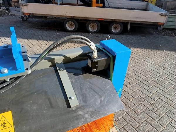 Grote foto veegborstel hydraulische aandrijving met cw05 opname minigraver. agrarisch tractor toebehoren