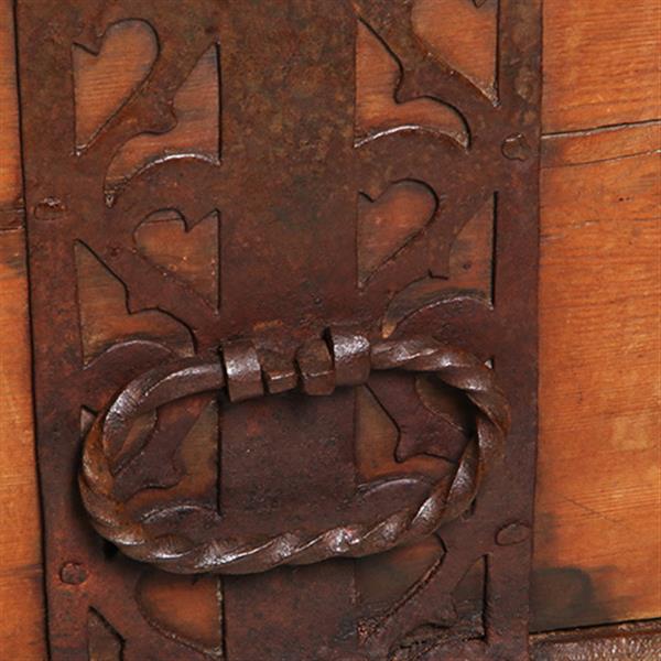 Grote foto scandinavische kist op onderstel met kruis en met ijzer beslag ca 1825 no.342065 antiek en kunst stoelen en banken