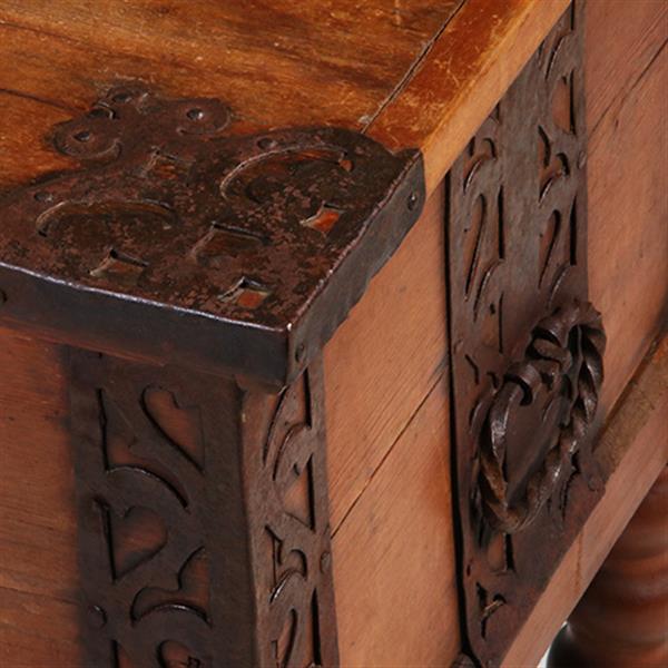 Grote foto scandinavische kist op onderstel met kruis en met ijzer beslag ca 1825 no.342065 antiek en kunst stoelen en banken