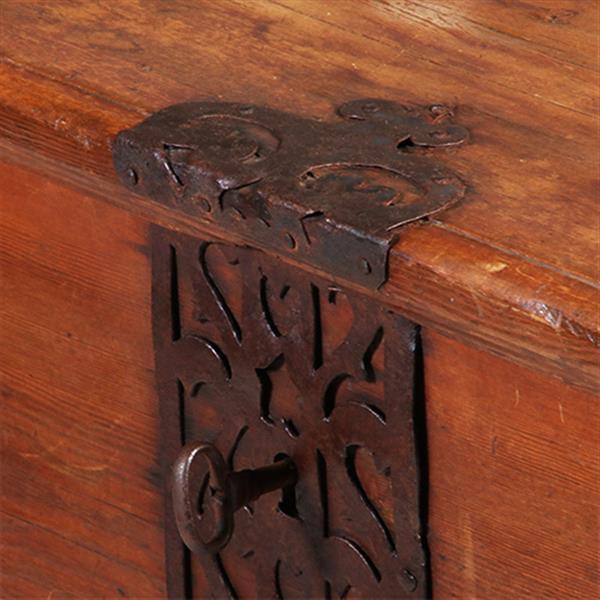 Grote foto scandinavische kist op onderstel met kruis en met ijzer beslag ca 1825 no.342065 antiek en kunst stoelen en banken