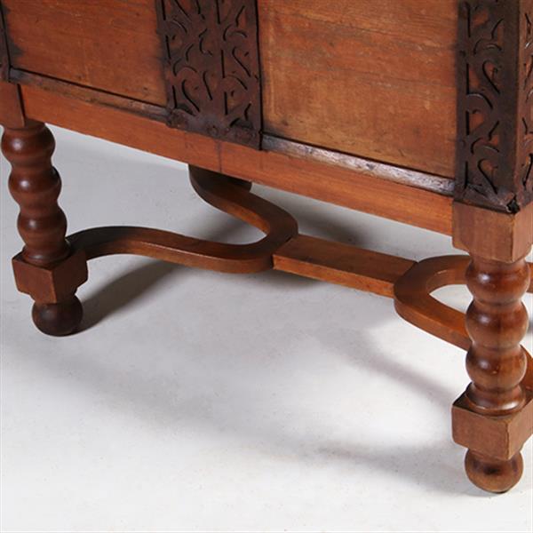 Grote foto scandinavische kist op onderstel met kruis en met ijzer beslag ca 1825 no.342065 antiek en kunst stoelen en banken