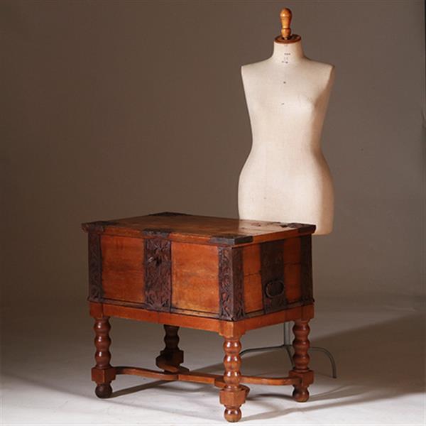 Grote foto scandinavische kist op onderstel met kruis en met ijzer beslag ca 1825 no.342065 antiek en kunst stoelen en banken